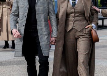 Hannah Waddingham, 51, drži se za ruke sa zgodnim kirurgom kralježnice dok idu na festival u Cheltenhamu u jednakim kariranim sakoima