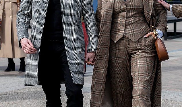 Hannah Waddingham, 51, drži se za ruke sa zgodnim kirurgom kralježnice dok idu na festival u Cheltenhamu u jednakim kariranim sakoima