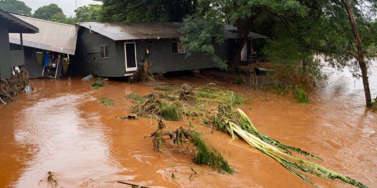 Havaje su pogodile najgore poplave u više od 20 godina dok se obilne kiše nastavljaju