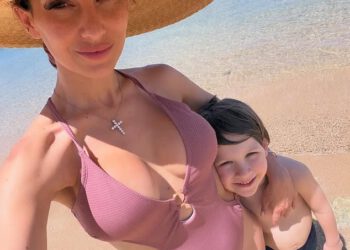 Hilaria Baldwin (42) prikazuje novi piercing na rijetkim fotografijama u bikiniju prije nego što je jedno od njezinih 7 djece hitno odvedeno u bolnicu