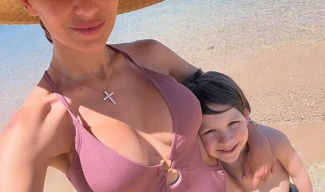Hilaria Baldwin (42) prikazuje novi piercing na rijetkim fotografijama u bikiniju prije nego što je jedno od njezinih 7 djece hitno odvedeno u bolnicu