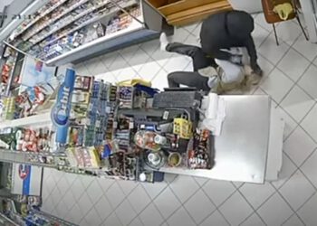 Hrabra prodavačica stala pred pljačkaša s automatskom puškom: ‘Policajci se mogu postidjeti’