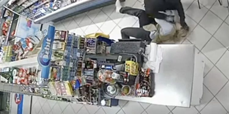 Hrabra prodavačica stala pred pljačkaša s automatskom puškom: ‘Policajci se mogu postidjeti’