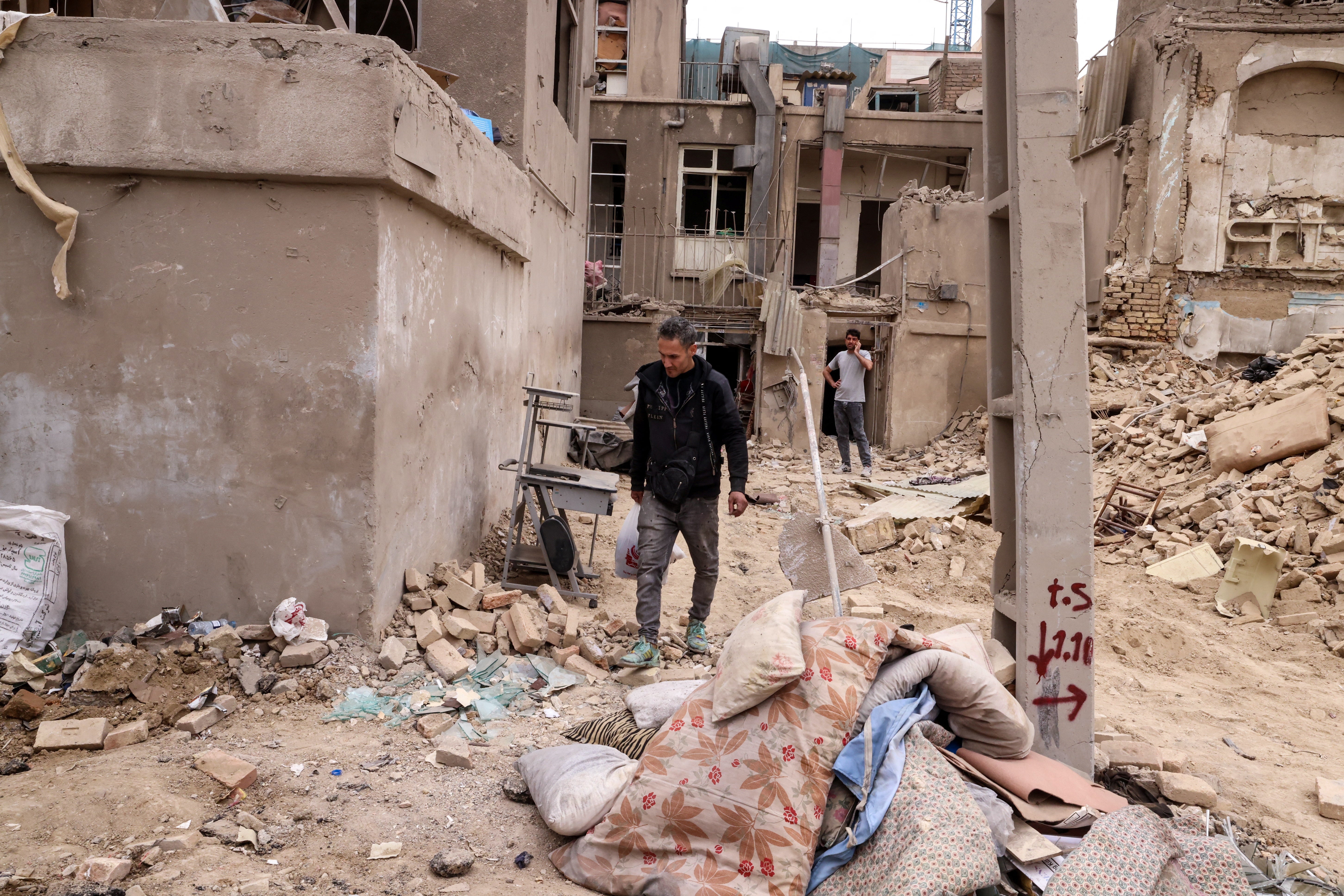 Iranac skuplja svoje stvari iz uništenih zgrada nakon vojnog napada na iransku prijestolnicu Teheran 15. ožujka 2026. Iranski ministar vanjskih poslova rekao je u intervjuu objavljenom 15. ožujka da će rat u kojem se njegova zemlja sukobljava sa Sjedinjenim Državama i Izraelom završiti tek kada Teheran bude siguran da se neće ponovno započeti.