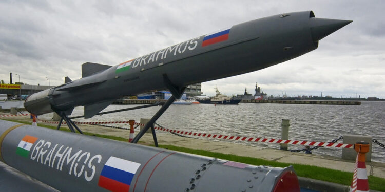Indonezija potpisala ugovor s Indijom o projektilima BrahMos – Reuters – RT Indija