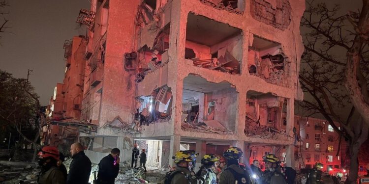 Iran obećava da će ciljati regionalnu vodnu i energetsku infrastrukturu ako SAD napadne elektrane — RT World News