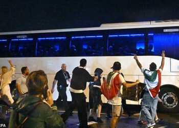 Iranske nogometne zvijezde mole za pomoć dok prosvjednici okružuju njihov autobus dok se tim suočava s mogućom smrtnom kaznom za hrabri bojkot himne u Australiji