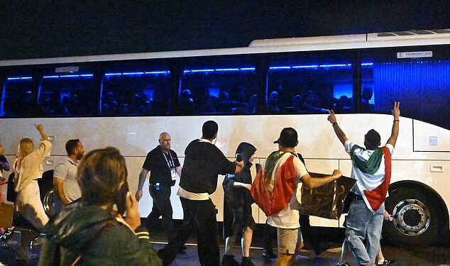 Iranske nogometne zvijezde mole za pomoć dok prosvjednici okružuju njihov autobus dok se tim suočava s mogućom smrtnom kaznom za hrabri bojkot himne u Australiji