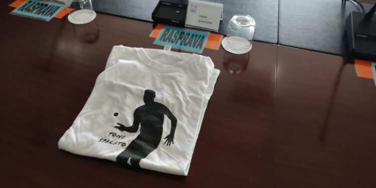 Ivoševića nema na sjednici GV-a. Na njegovom mjestu ga dočekala bijela majica. Pogledajte ovo