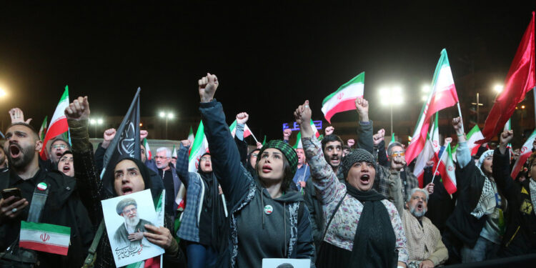 Izrael potresa Teheran valom udara dok Washington inzistira da se ‘razgovori nastave’ (FOTOGRAFIJE, VIDEOZAPISI) — RT World News