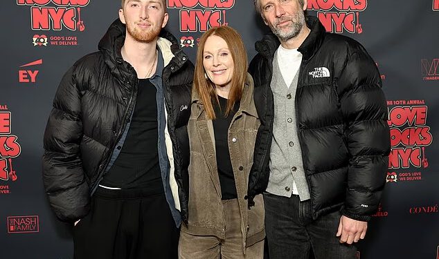 Julianne Moore rijetko se pojavljuje na crvenom tepihu sa svojom obitelji na Love Rocks NYC