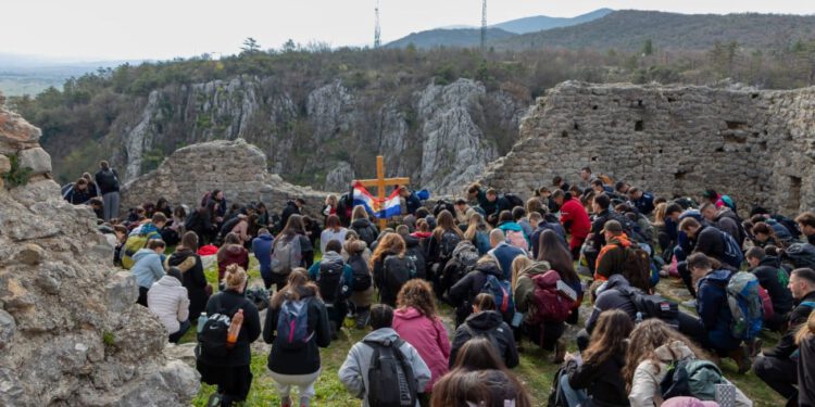 KRIŽNI PUT KROZ ZAGORU Splitski studenti dva dana pješačili po kršu, oglasio se i Thompson