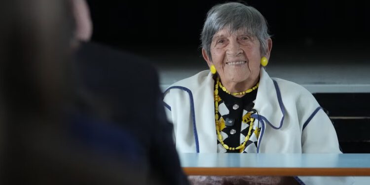 Kako je Steven Spielberg pomogao preživjeloj Auschwitzu Ginette Kolinki da postane ratnik protiv mržnje