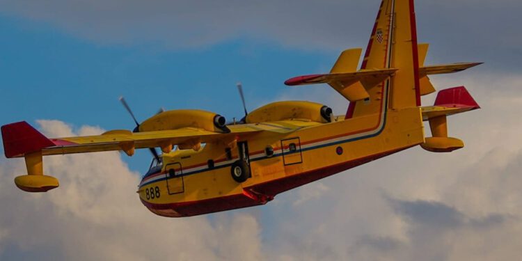 Kanader stigao na požarište u Makarskoj