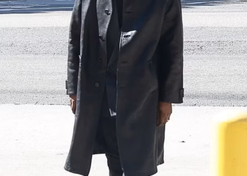 Kanye West izgleda potišteno dok ide na sud na suđenje Tonyju Saxonu nakon što je Bianca Censori svjedočila