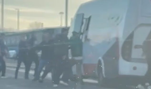 Kaos se razvija u derbiju Old Firma jer je policija prisiljena razdvojiti navijače Celtica i Rangersa prije nego što je izbilo nasilje na ulici i ‘muškarcu je izbijena glava’ na kraju dramatične utakmice Škotskog kupa