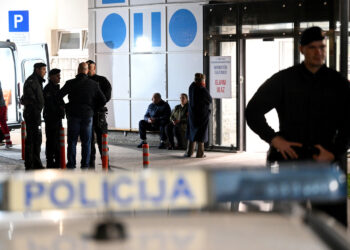 Kaos u splitskom zatvoru: Zatvorenici namjerno zapalili sobu, 14 osoba hitno prevezeno u bolnicu