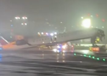 Kaos u zračnoj luci LaGuardia: Zrakoplov se zabio u vatrogasce, svi letovi otkazani