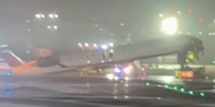 Kaos u zračnoj luci LaGuardia: Zrakoplov se zabio u vatrogasce, svi letovi otkazani