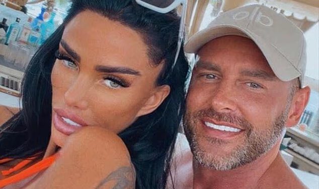 Katie Price ismijavaju jer tvrdi da je njezin suprug Lee Andrews studirao na Cambridgeu i izjavljuje da on ‘nije prevarant’ dok Katherine Ryan šali ‘ima samo doktorat iz prijevara’