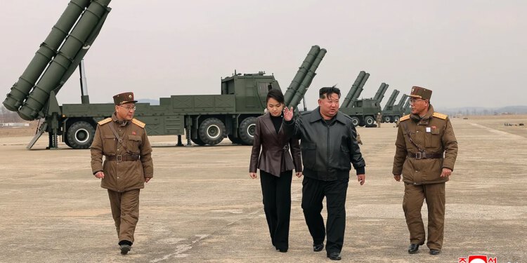 Kim Jong Un gleda testiranje oružja Sjeverne Koreje s kćerkom tinejdžericom