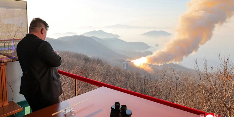 Kim Jong Un nadgleda testiranje raketnog motora usmjerenog na američke udarne sposobnosti