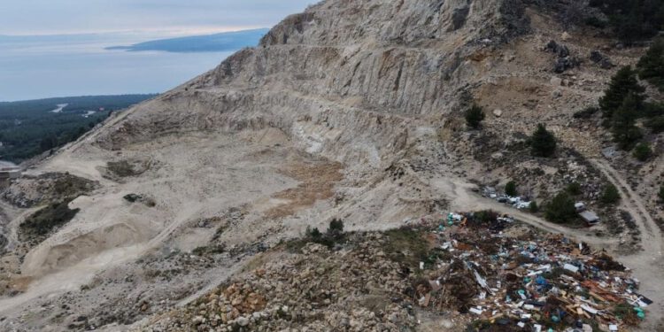 Krenula je sanacija ilegalnog odlagališta otpada kod Omiša: “Bivša vlast otpad bacala u kamenolom!”