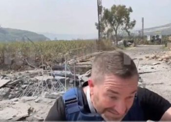 Kruži snimka na kojoj projektil udara iza leđa novinara: Trenutak ga je dijelio od sigurne smrti