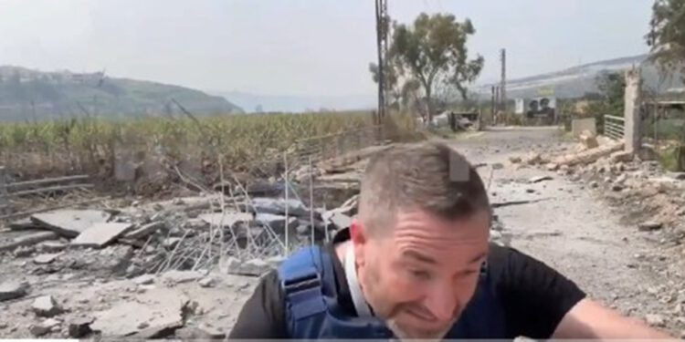 Kruži snimka na kojoj projektil udara iza leđa novinara: Trenutak ga je dijelio od sigurne smrti