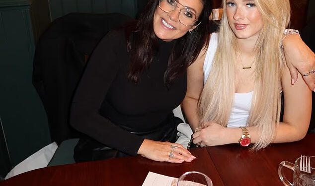 Kym Marsh (49) dijeli rijetku fotografiju s kćeri Polly nalik na nju dok slavi svoj 15. rođendan