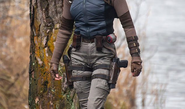 ‘Lara Croft TV ponovno se pokreće u ‘kaosu’ nakon što je Sophie Turner ozlijedila leđa na setu zbog čega je snimanje produkcije Amazon Prime od 100 milijuna funti odgođeno’