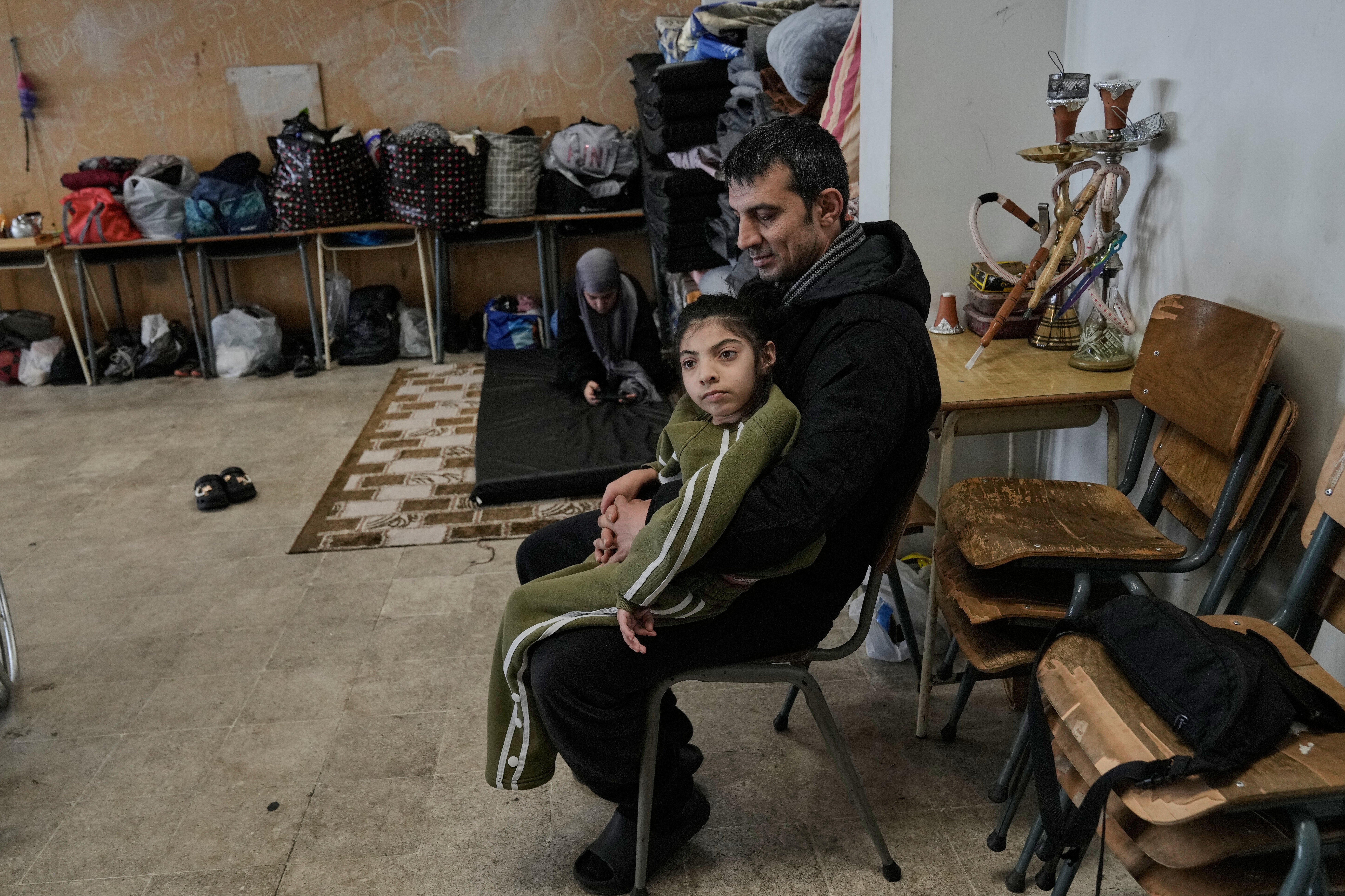 Raseljena obitelj koja je pobjegla od izraelskih zračnih napada u južnom Libanonu smjestila se u Tehnički institut Bir Hassan, koji je pretvoren u sklonište, u Bejrutu, Libanon, srijeda, 11. ožujka 2026.