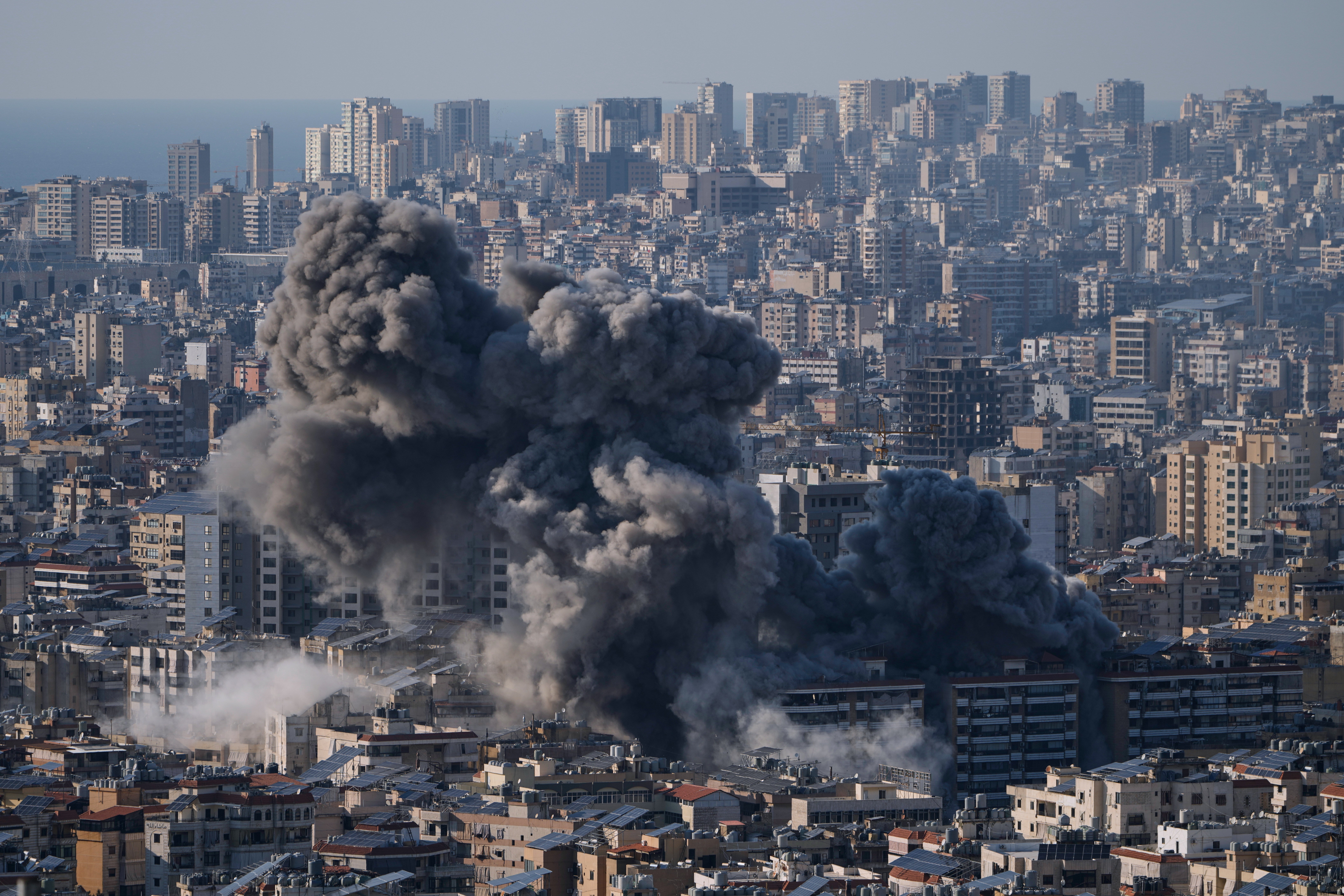 Dim se diže nakon izraelskog zračnog napada na Dahiyeh, južno predgrađe Bejruta, Libanon