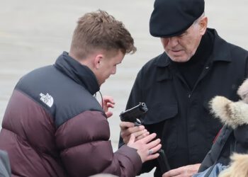 ‘Licenca za ubojstvo’ Piercea Brosnana možda je istekla jer bivšeg 007 treba podsjetiti kako pucati iz pištolja dok snima drugu sezonu drame o bandama MobLand