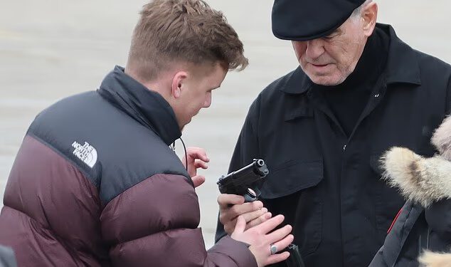 ‘Licenca za ubojstvo’ Piercea Brosnana možda je istekla jer bivšeg 007 treba podsjetiti kako pucati iz pištolja dok snima drugu sezonu drame o bandama MobLand