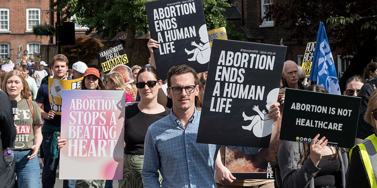 Lider zagovornika života osudio je britanski zakon kojim se žene štite od optužbi za pobačaje u kasnom terminu