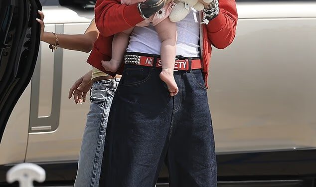 Machine Gun Kelly glumi brižnog oca dok ljulja kći Sagu, jednu, tijekom putovanja Malibuom s kćeri tinejdžericom Casie