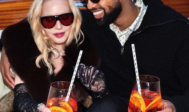 Madonna (67) se druži s dečkom Akeemom Morrisom (29), prije nego što se pridruži biografskoj zvijezdi Juliji Garner u Veneciji na snimanju filma The Studio