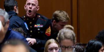 Mama ratnog veterana u Iraku čija je ruka slomljena tijekom brifinga u Senatu za Iran kaže da se ‘divan’ sin može ‘pomalo razbjesniti’