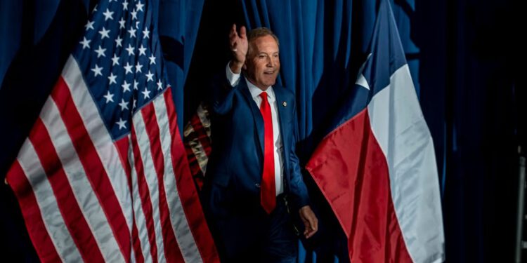 Maskirani muškarac uhićen sa streljivom ispred stranke republikanca Kena Paxtona nakon primarnih izbora