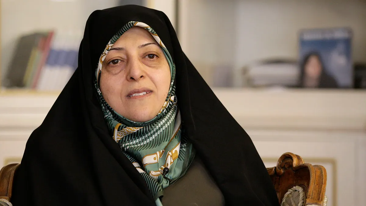 Masoumeh Ebtekar, lice koje govori engleski u krizi s taocima američkog veleposlanstva 1979., kasnije je napredovala do viših uloga u iranskoj vladi, dok je njezina obitelj gradila veze sa životom na Zapadu.
