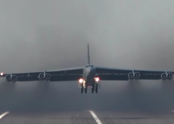 Moćni američki bombarder sletio u britansku bazu: Kreće li žestoki napad na Iran?