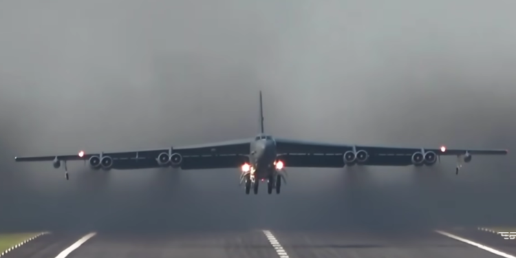 Moćni američki bombarder sletio u britansku bazu: Kreće li žestoki napad na Iran?