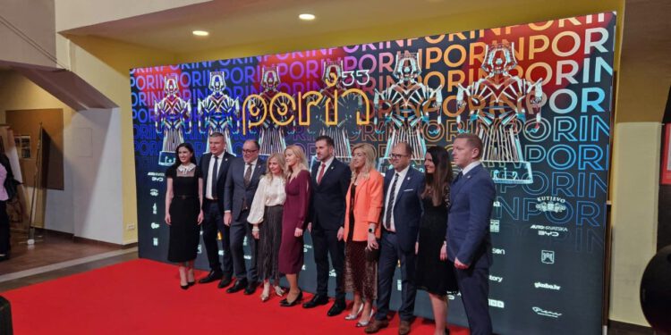 Modno usklađen par: Gradonačelnik Šuta i supruga Matilda iznenadili sve svojim izgledom na crvenom tepihu Porina