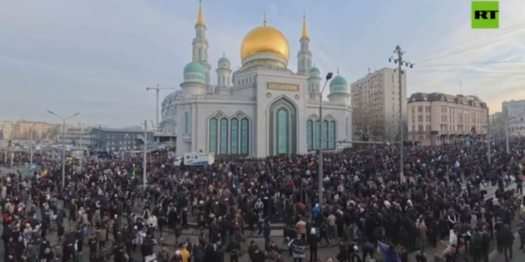 Muslimani obilježavaju kraj Ramazana u Moskvi (VIDEO) — RT Rusija i bivši Sovjetski Savez