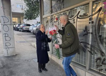 Na Gripama obilježen Dan žena: Predsjednik kotarskog vijeća dijelio karanfile sugrađankama