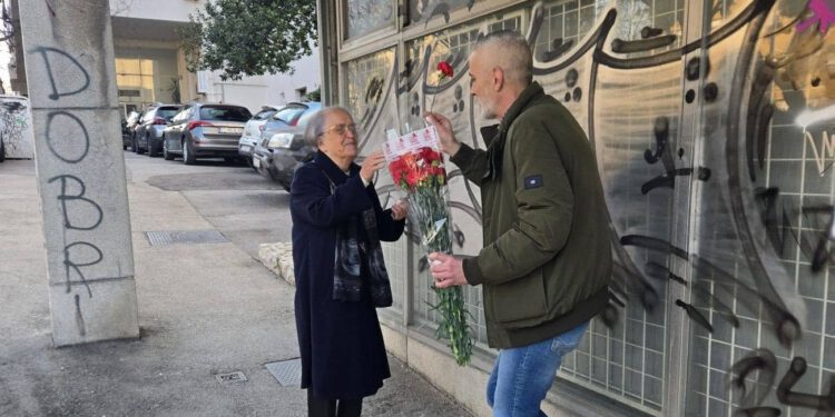 Na Gripama obilježen Dan žena: Predsjednik kotarskog vijeća dijelio karanfile sugrađankama