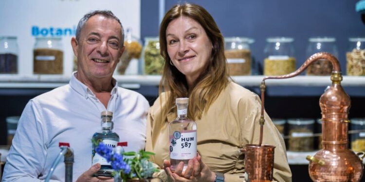 Na Vis su došli kao turisti bez plana, danas stvaraju svjetski nagrađivani gin: “Sve biljke su odavde, htjeli smo staviti otok u bocu”