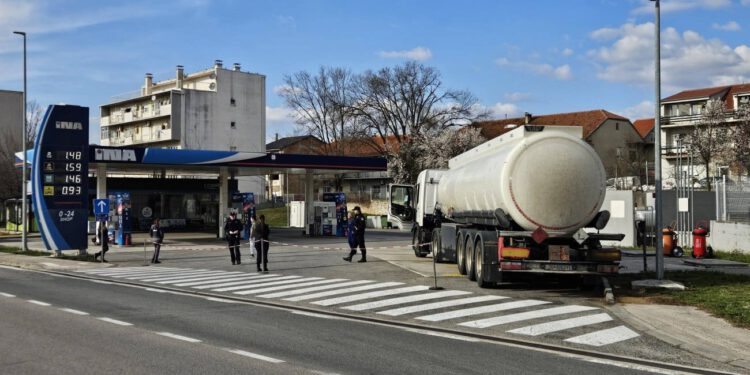 Na benzinskoj u Dalmaciji iscurilo gorivo iz pune cisterne, intervenirali vatrogasci