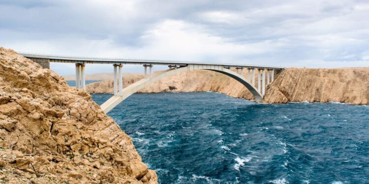 Na snazi su brojne zabrane za pojedine skupine vozila, vozačima se savjetuje dodatni oprez i odgoda putovanja